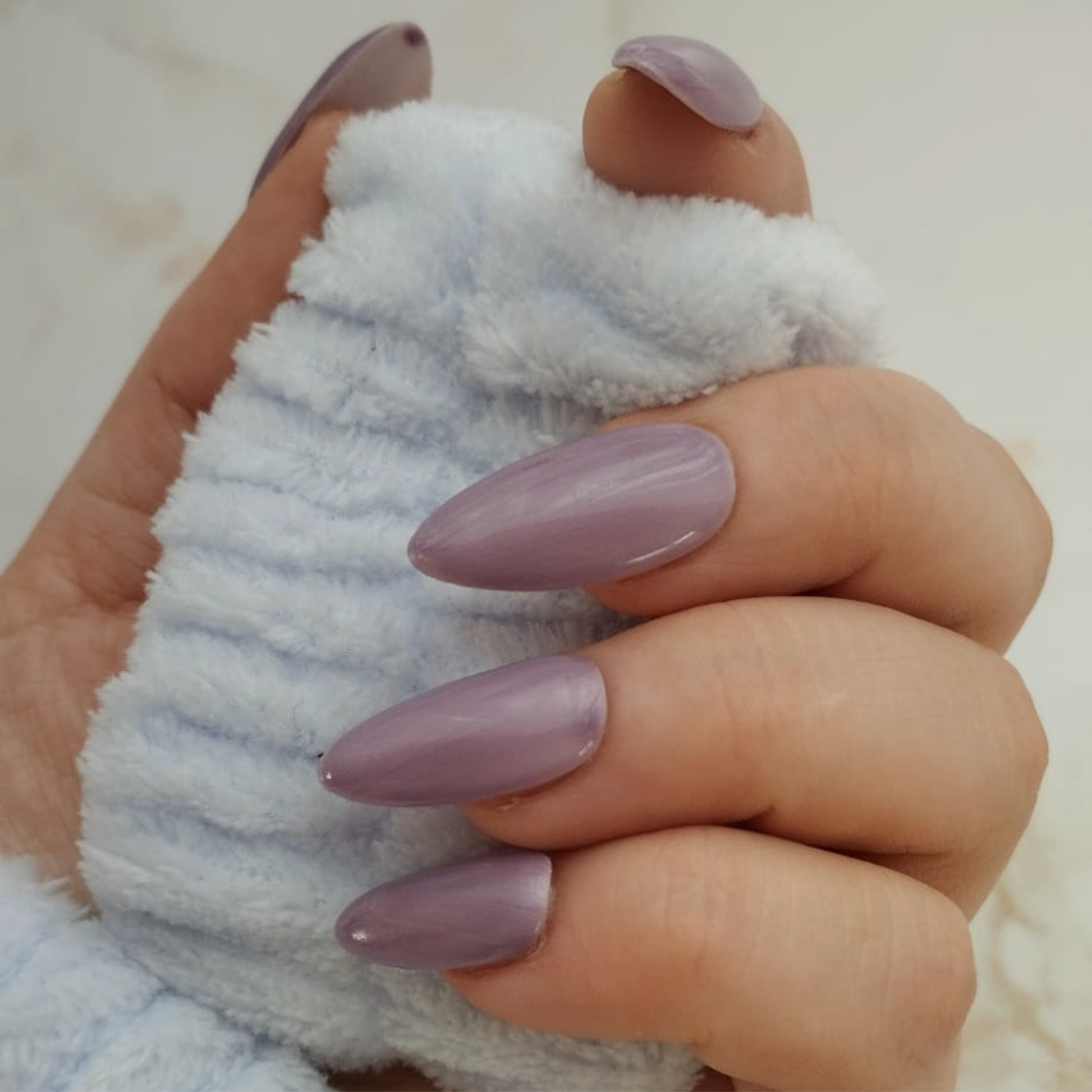Velvet Blush press-on nagels — draagfoto, signature narrow almond