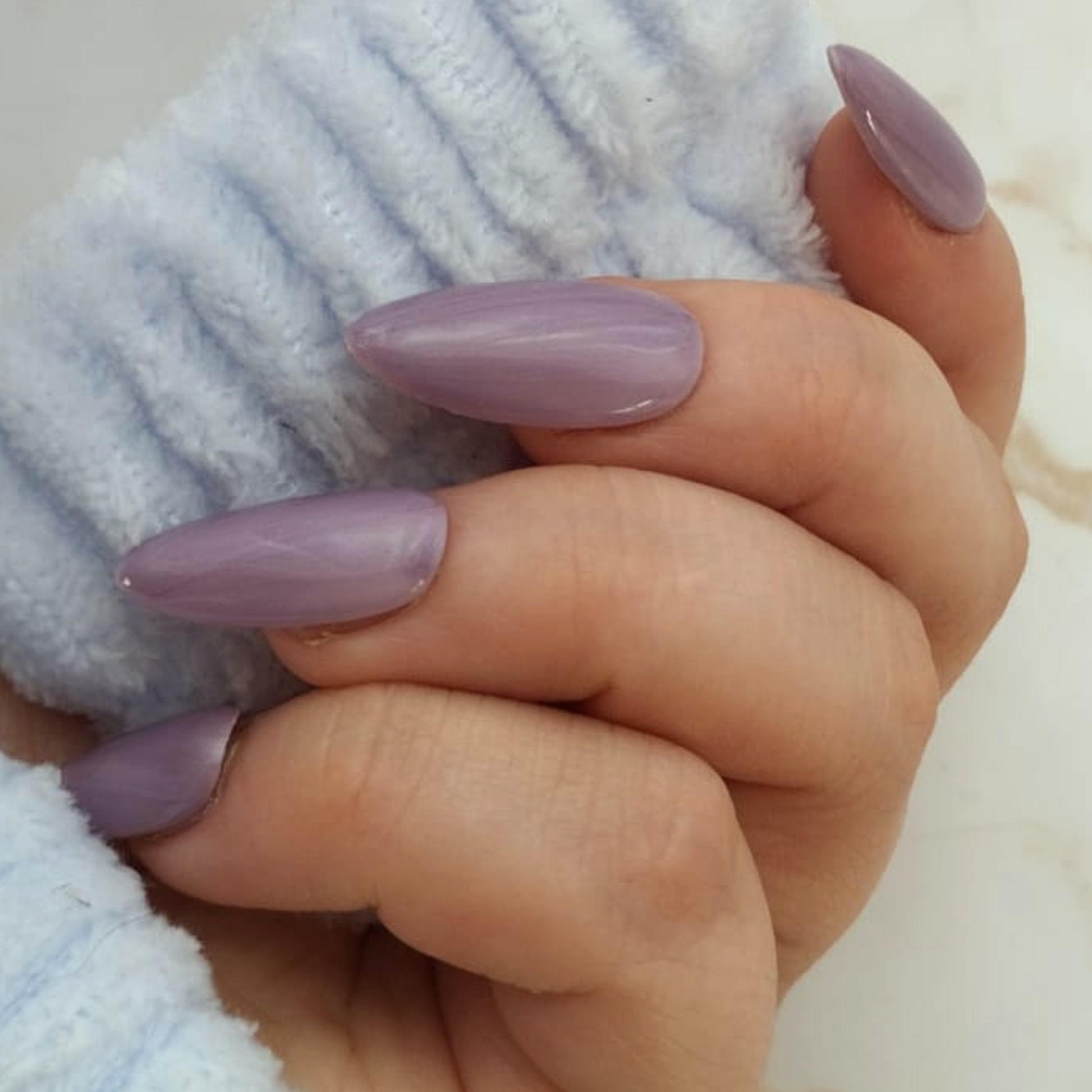 Velvet Blush press-on nagels — draagfoto, signature narrow almond
