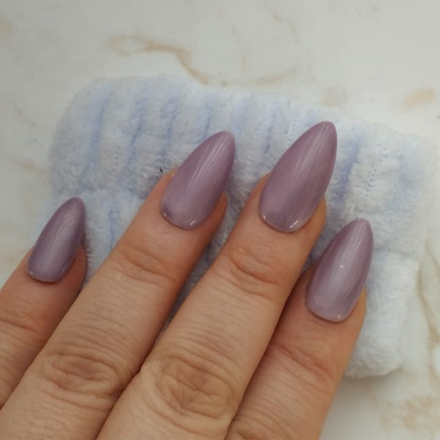 Velvet Blush press-on nagels — draagfoto, signature narrow almond