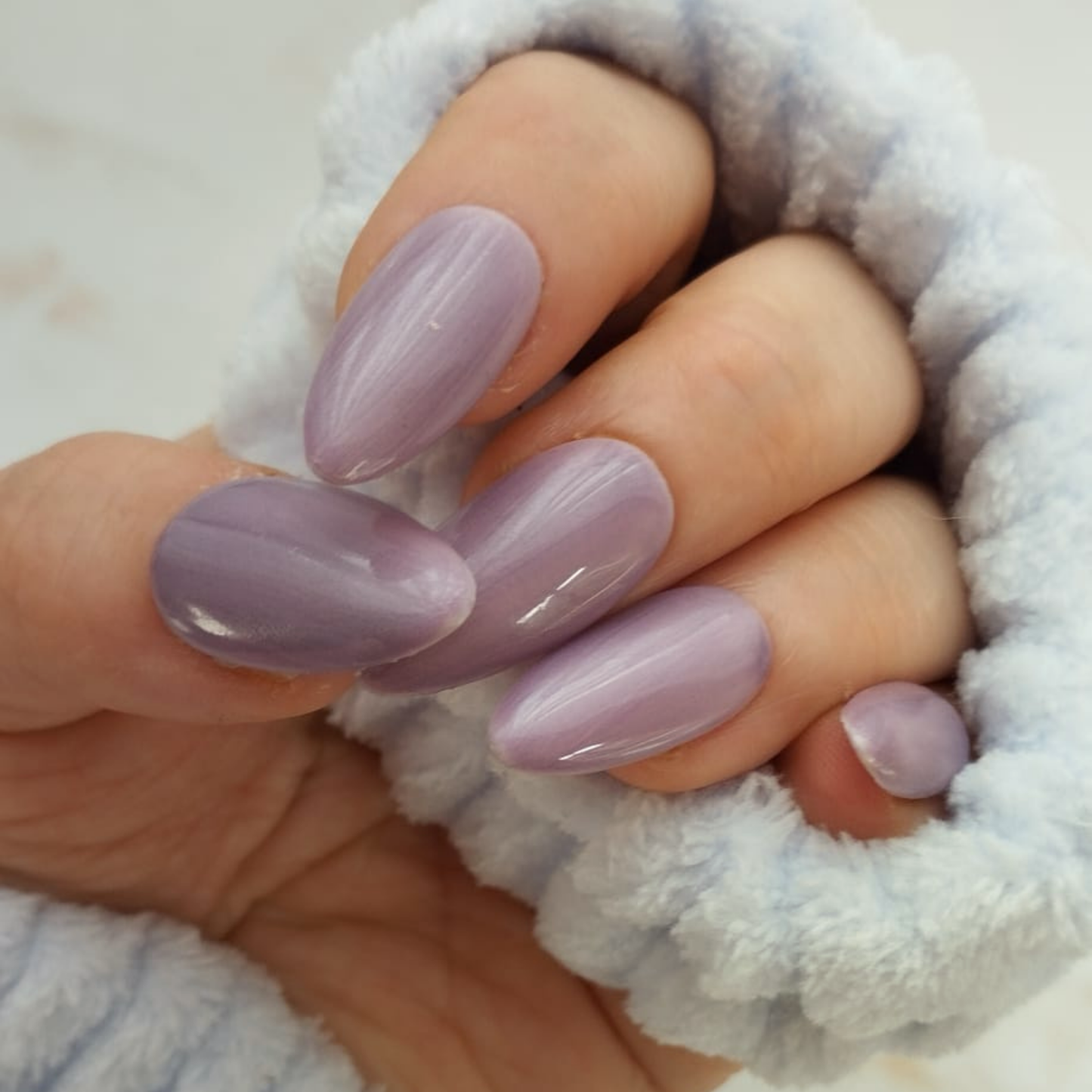 Velvet Blush press-on nagels — draagfoto, signature narrow almond