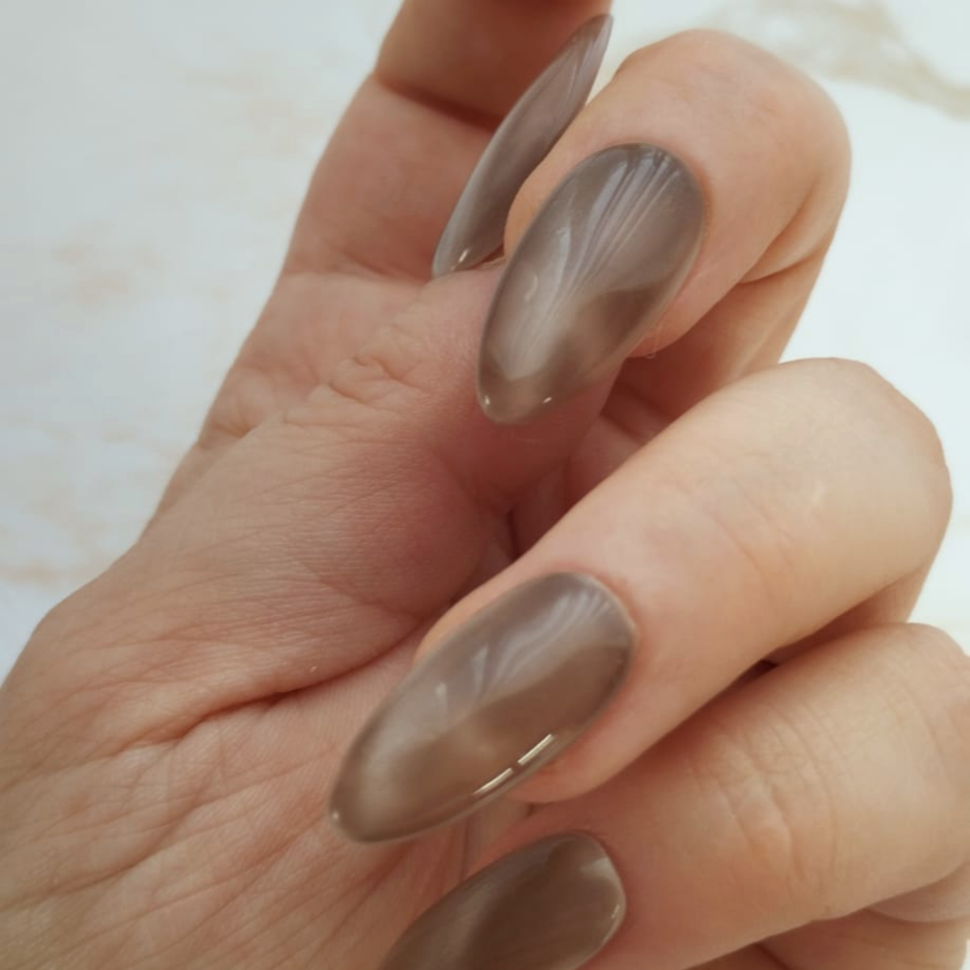 Honey Glow press-on nagels — draagfoto, signature narrow almond