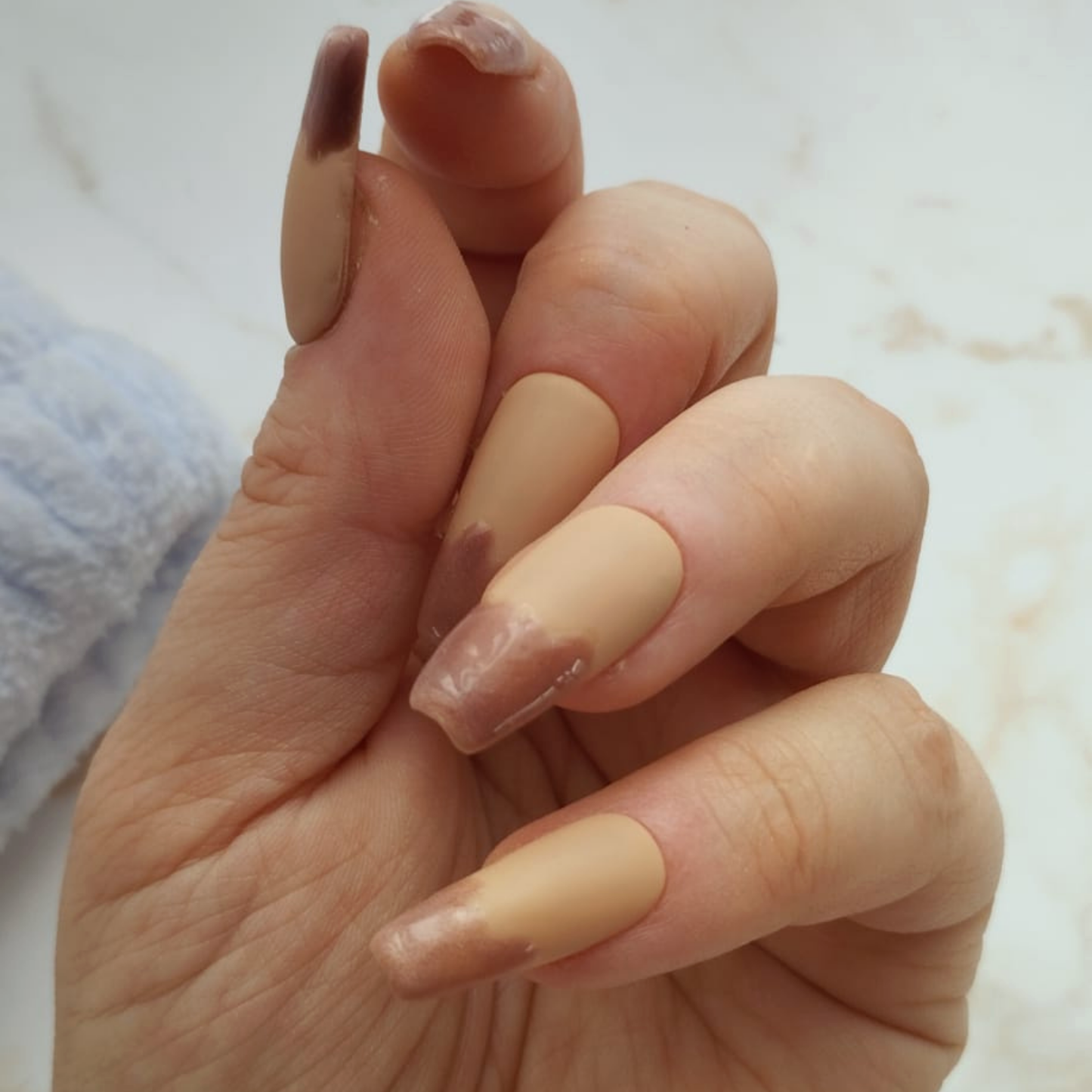 Caramel Dipped press-on nagels — premium narrow almond, set van 10