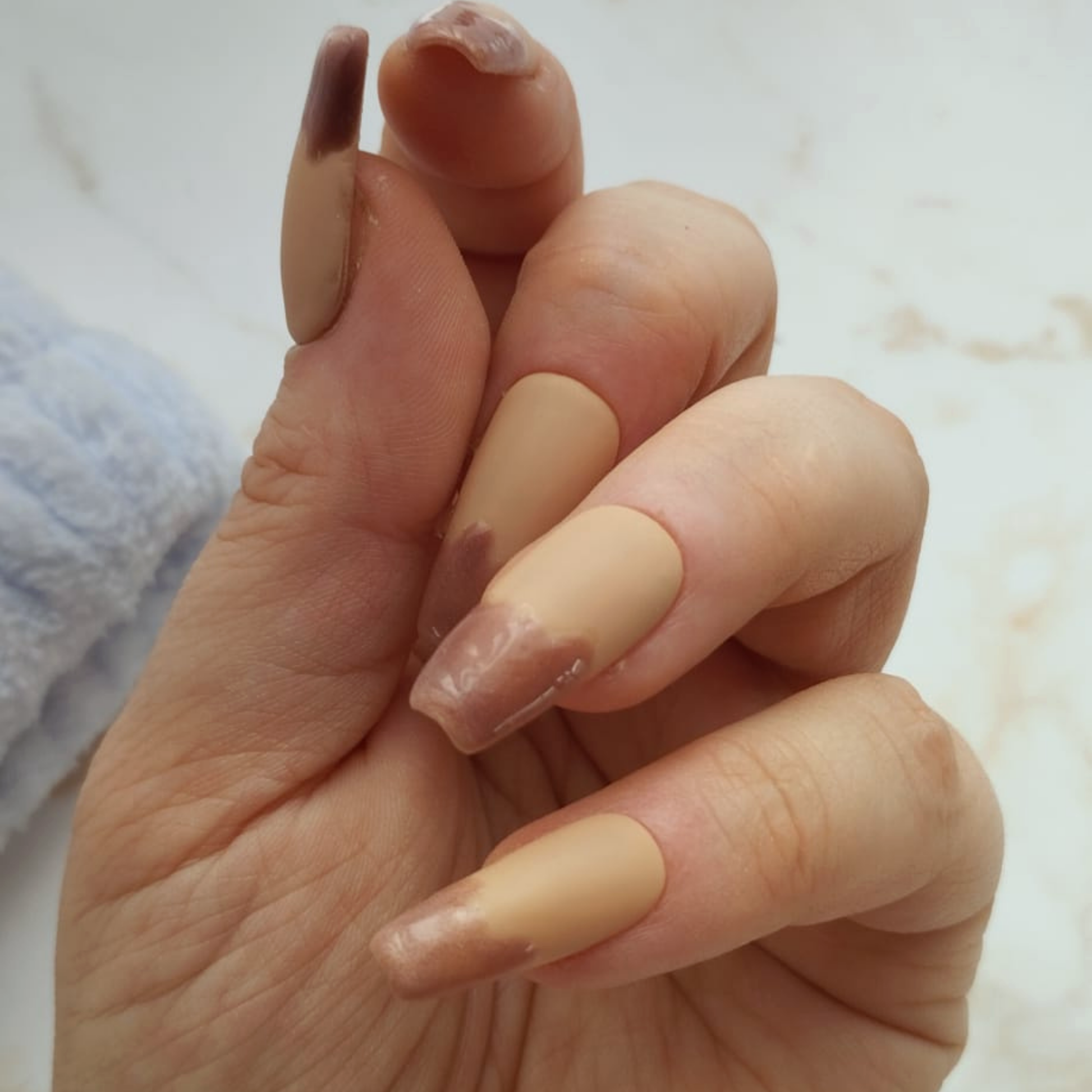 Caramel Dipped press-on nagels — premium narrow almond, set van 10
