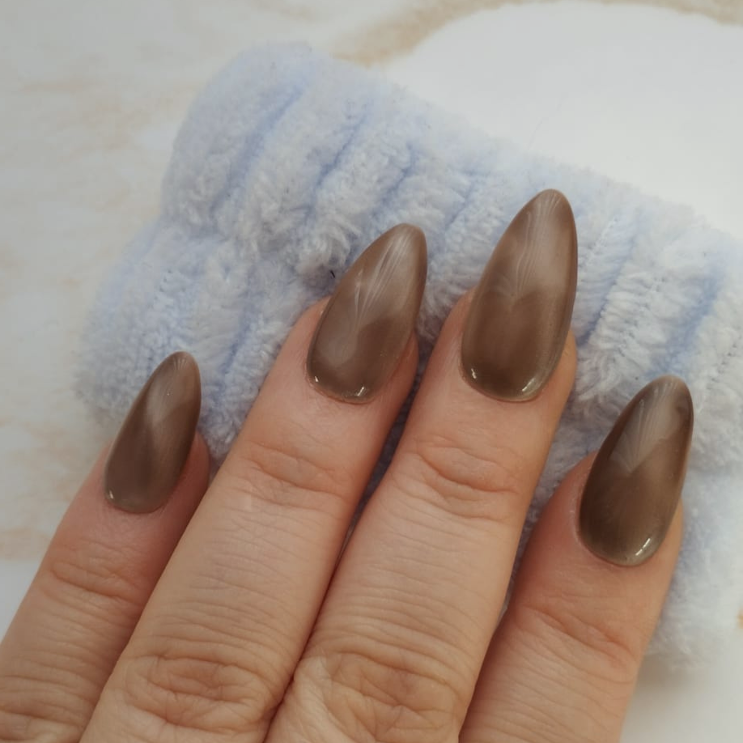 Honey Glow press-on nagels — draagfoto, signature narrow almond