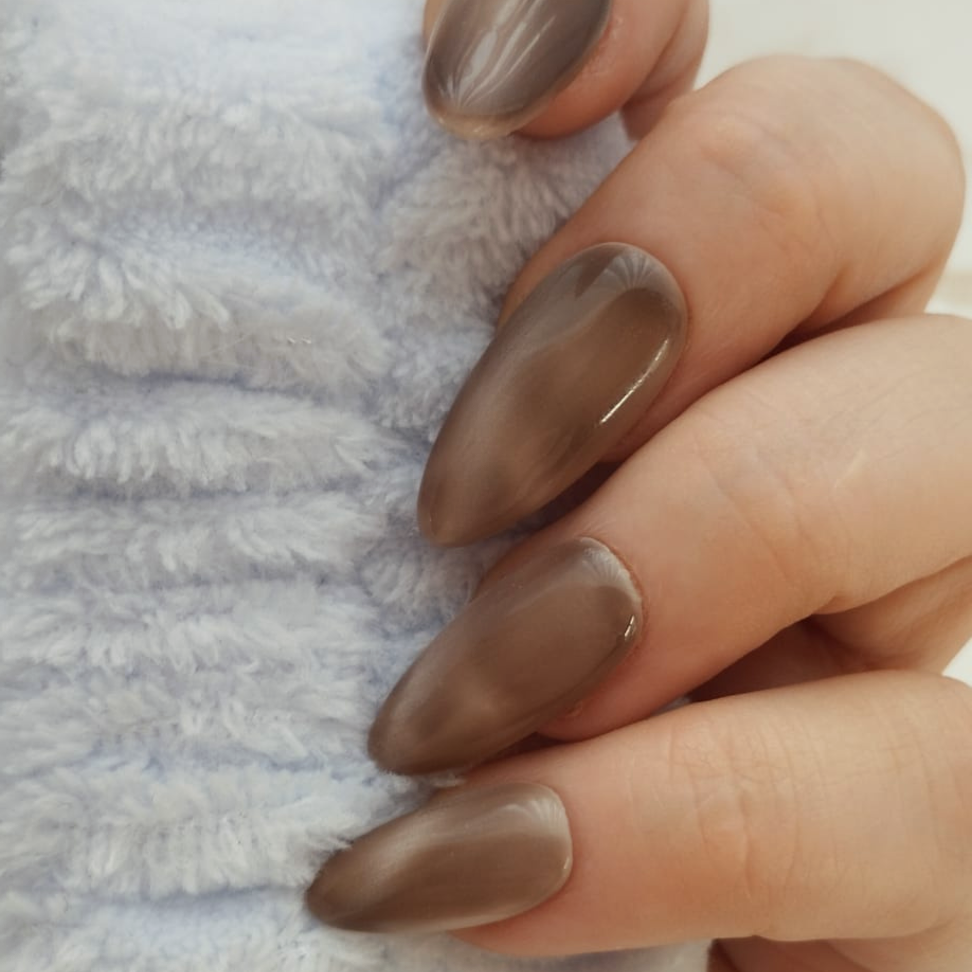 Honey Glow press-on nagels — draagfoto, signature narrow almond