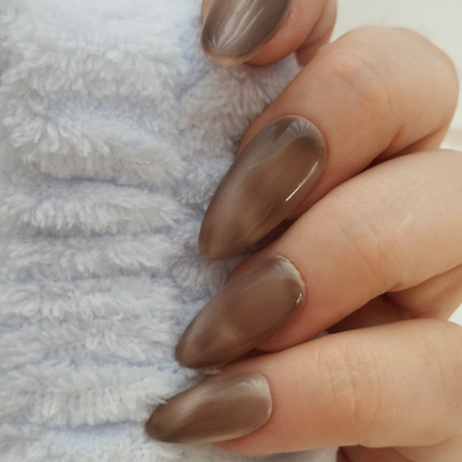 Honey Glow press-on nagels — draagfoto, signature narrow almond