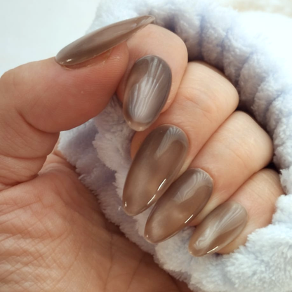 Honey Glow press-on nagels — draagfoto, signature narrow almond