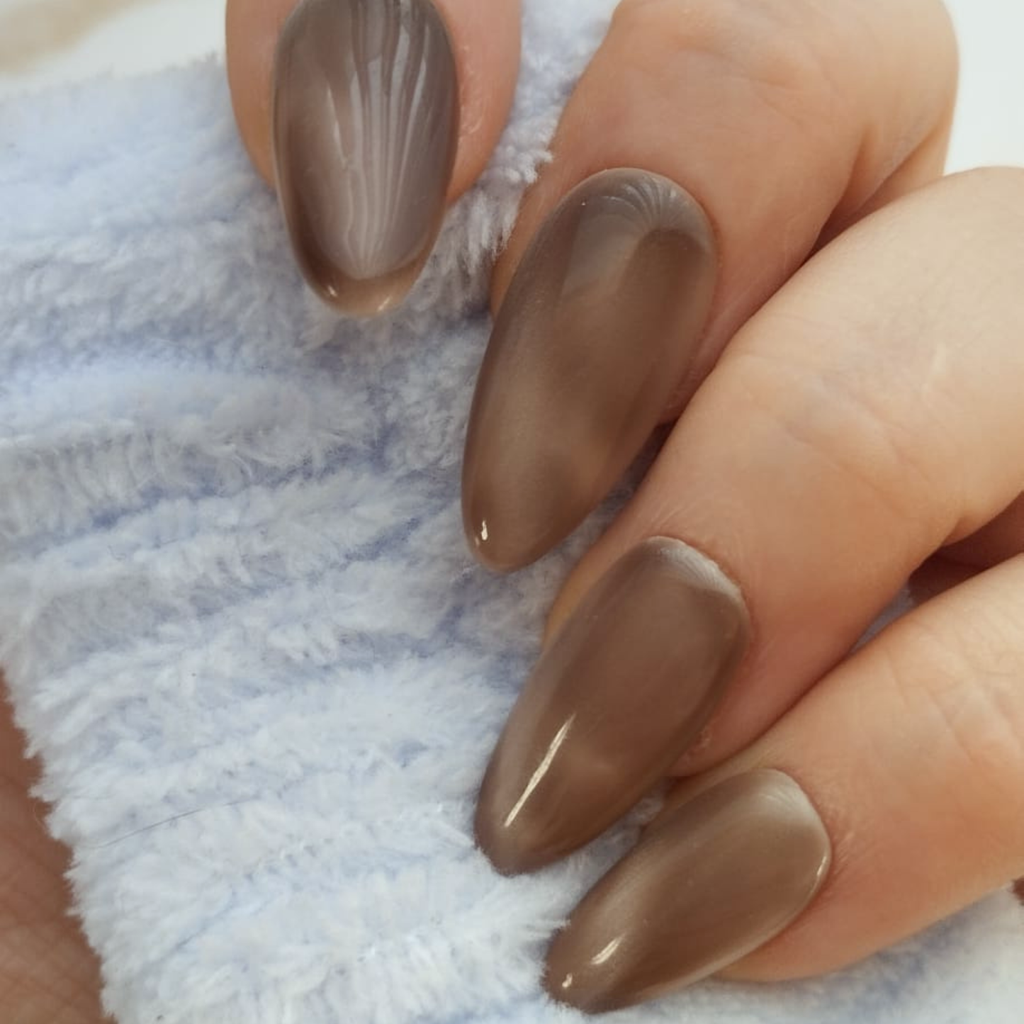 Honey Glow press-on nagels — draagfoto, signature narrow almond