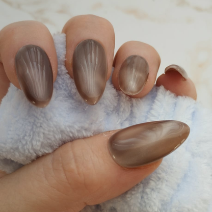 Honey Glow press-on nagels — draagfoto, signature narrow almond