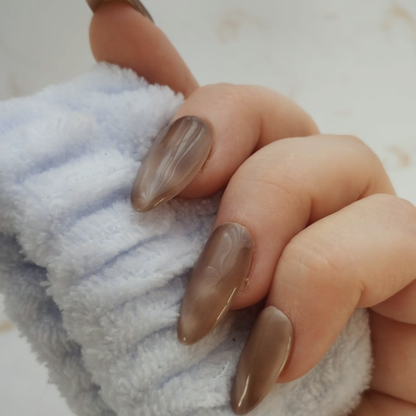 Honey Glow press-on nagels — draagfoto, signature narrow almond
