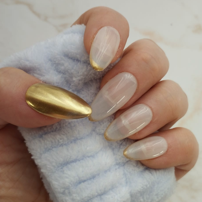 Aube French press-on nagels — draagfoto, premium narrow almond