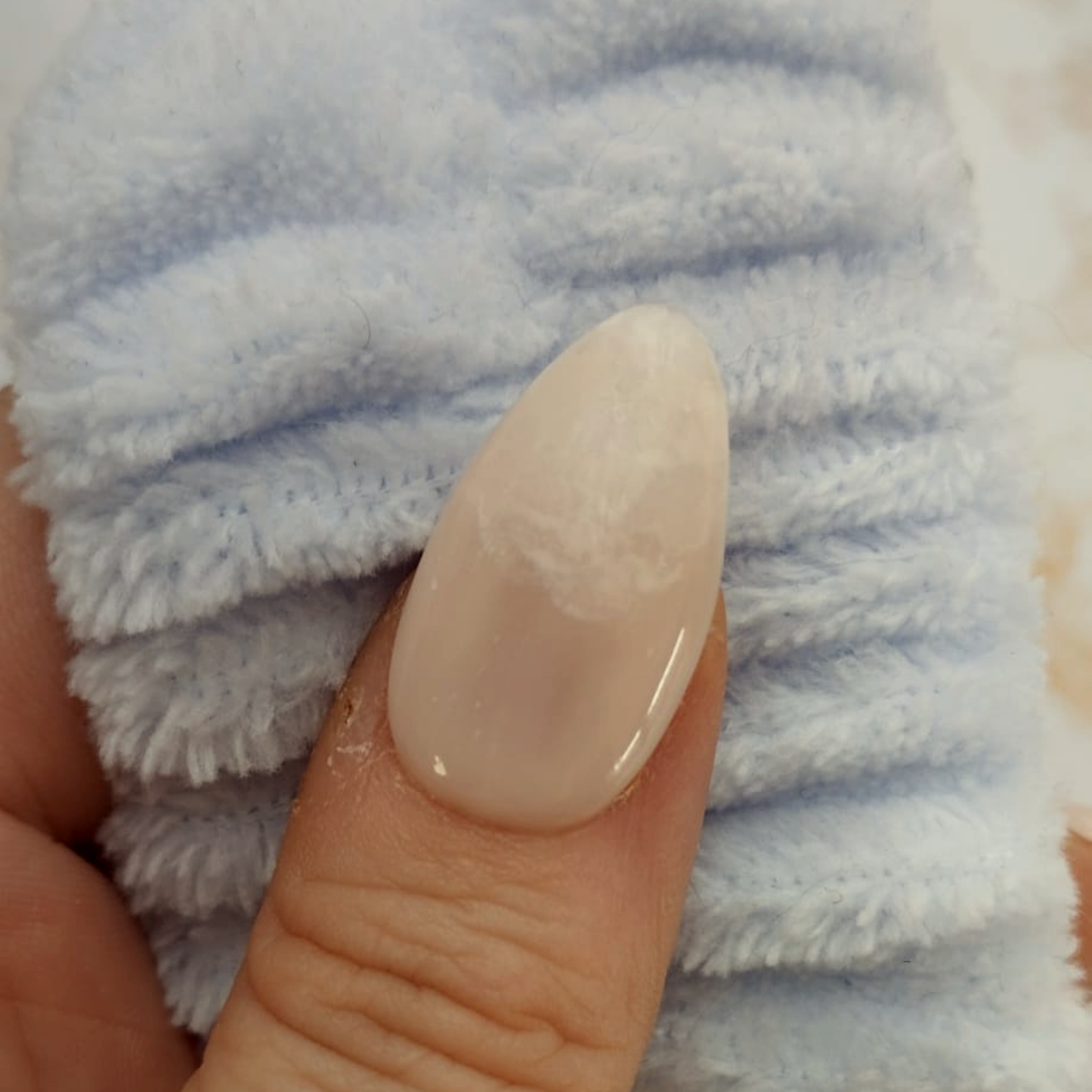 Marble Nude press-on nagels — draagfoto, signature narrow almond