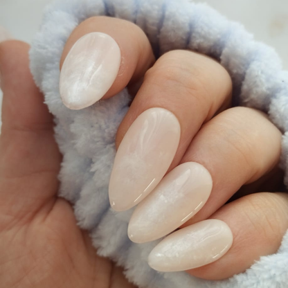 Marble Nude press-on nagels — draagfoto, signature narrow almond