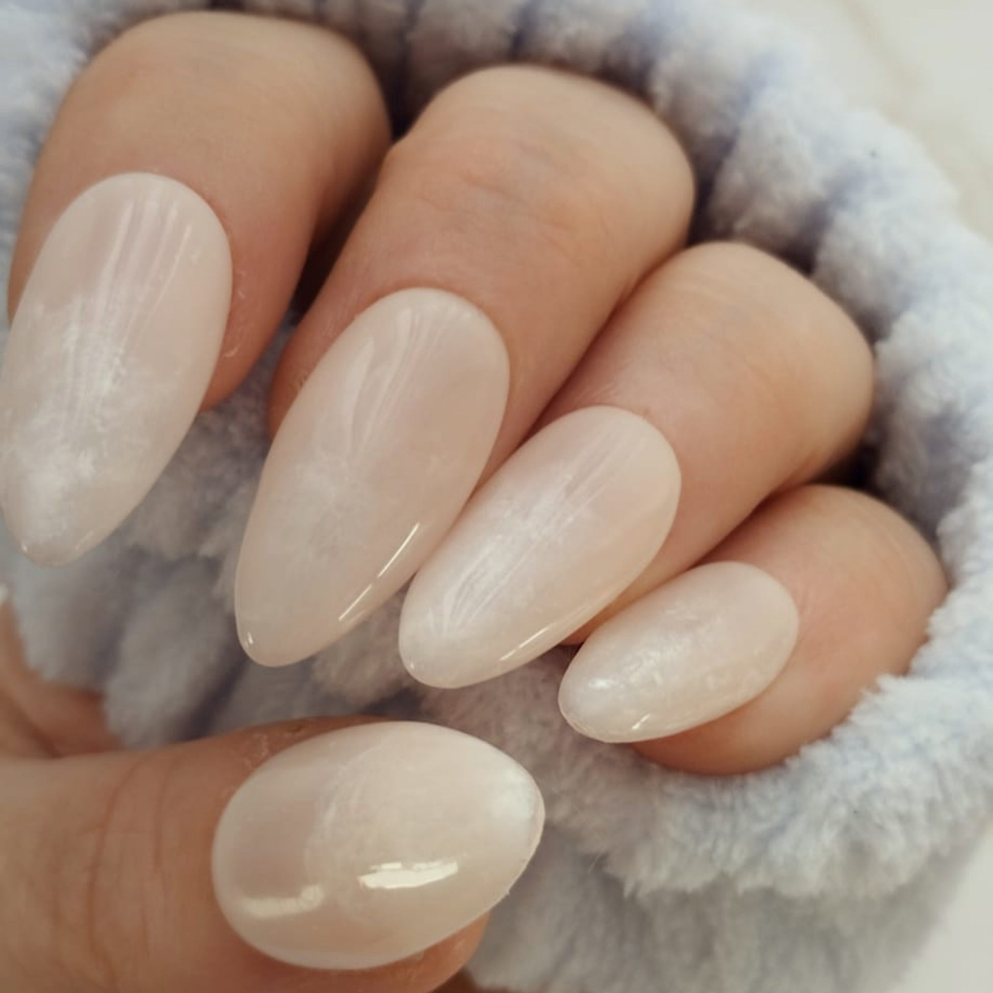 Marble Nude press-on nagels — draagfoto, signature narrow almond