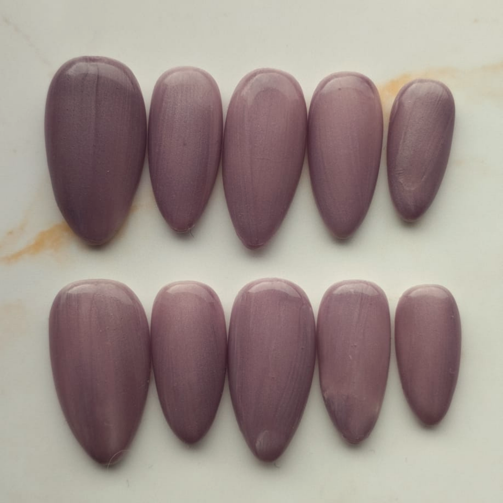 Velvet Blush press-on nagels — signature narrow almond, set van 10