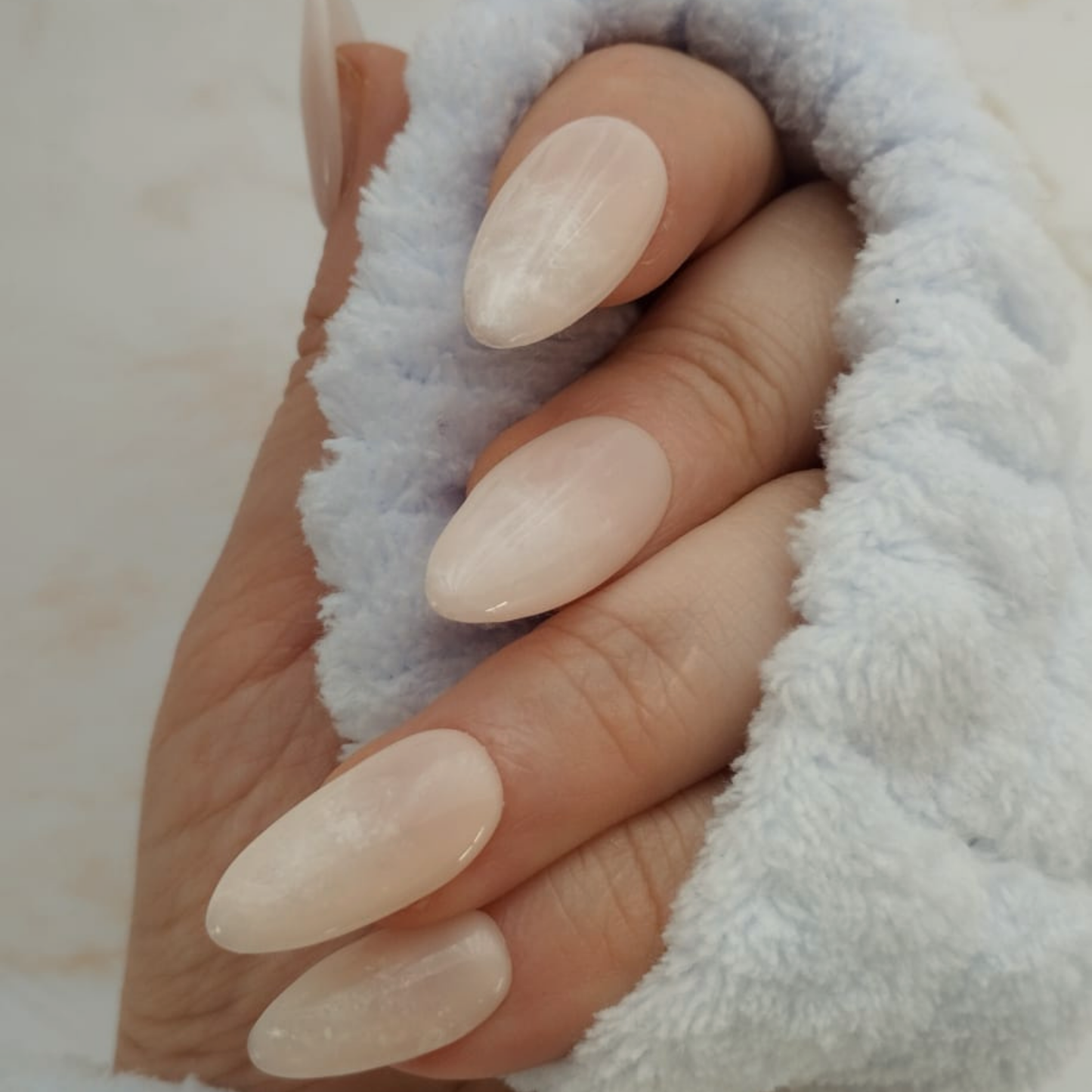 Marble Nude press-on nagels — draagfoto, signature narrow almond
