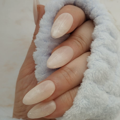 Marble Nude press-on nagels — draagfoto, signature narrow almond