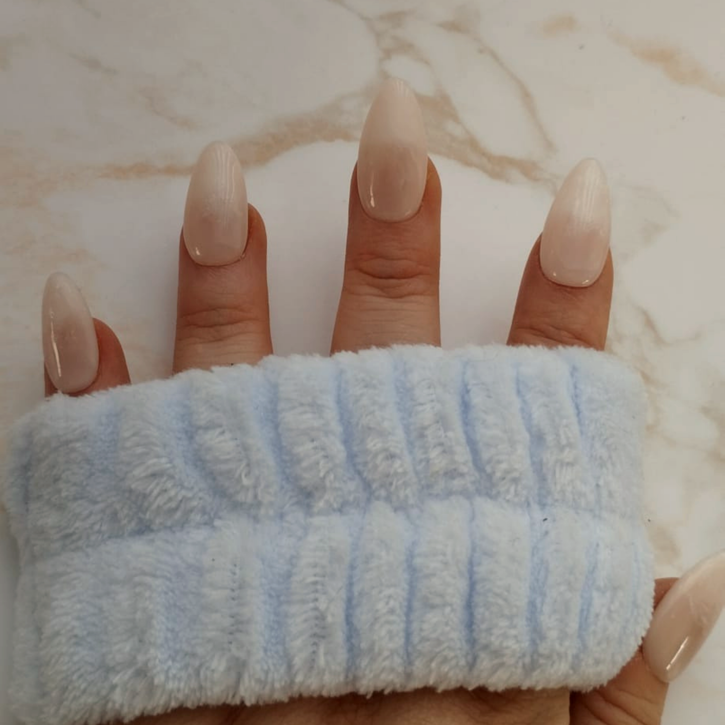 Marble Nude press-on nagels — draagfoto, signature narrow almond