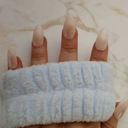 Marble Nude press-on nagels — draagfoto, signature narrow almond
