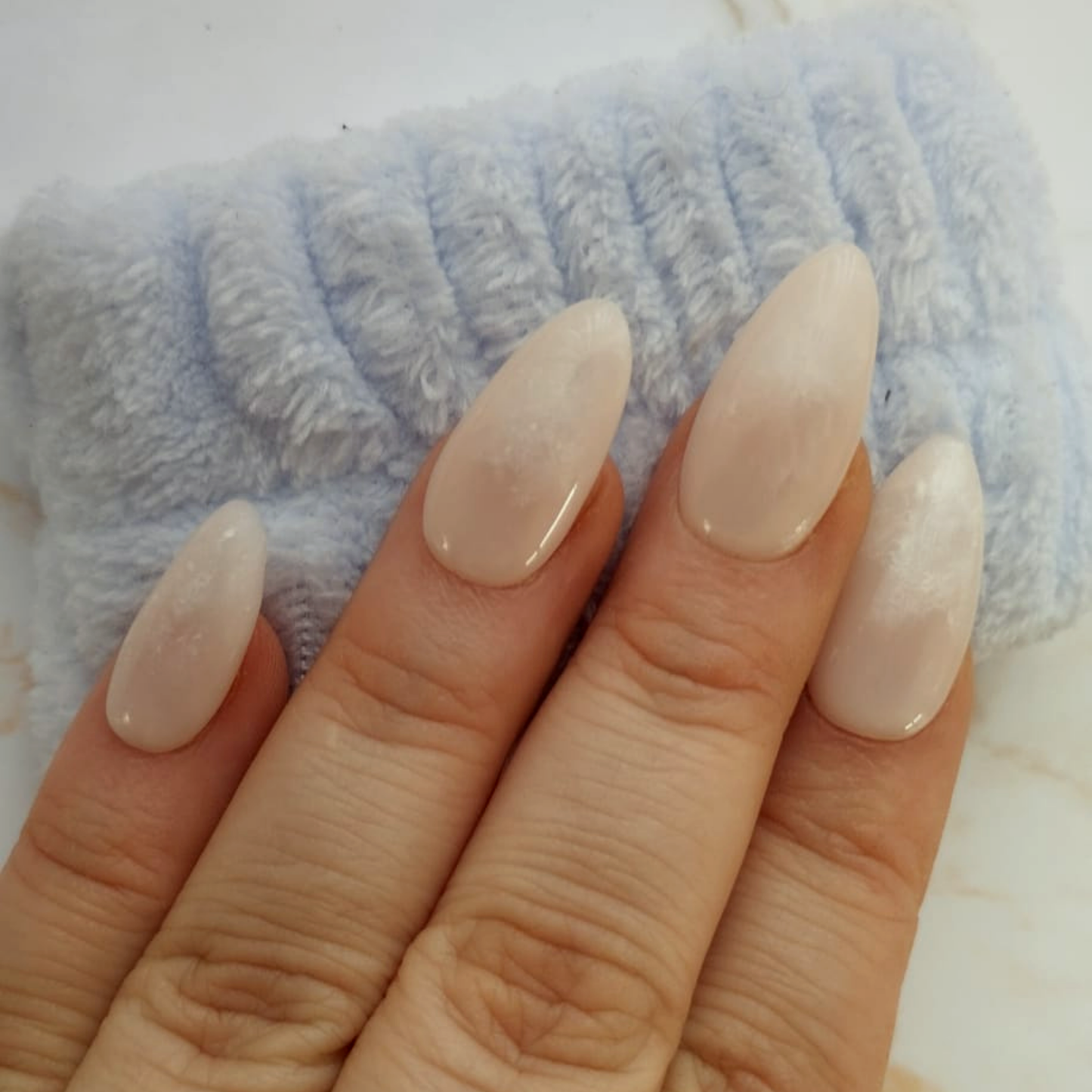 Marble Nude press-on nagels — draagfoto, signature narrow almond