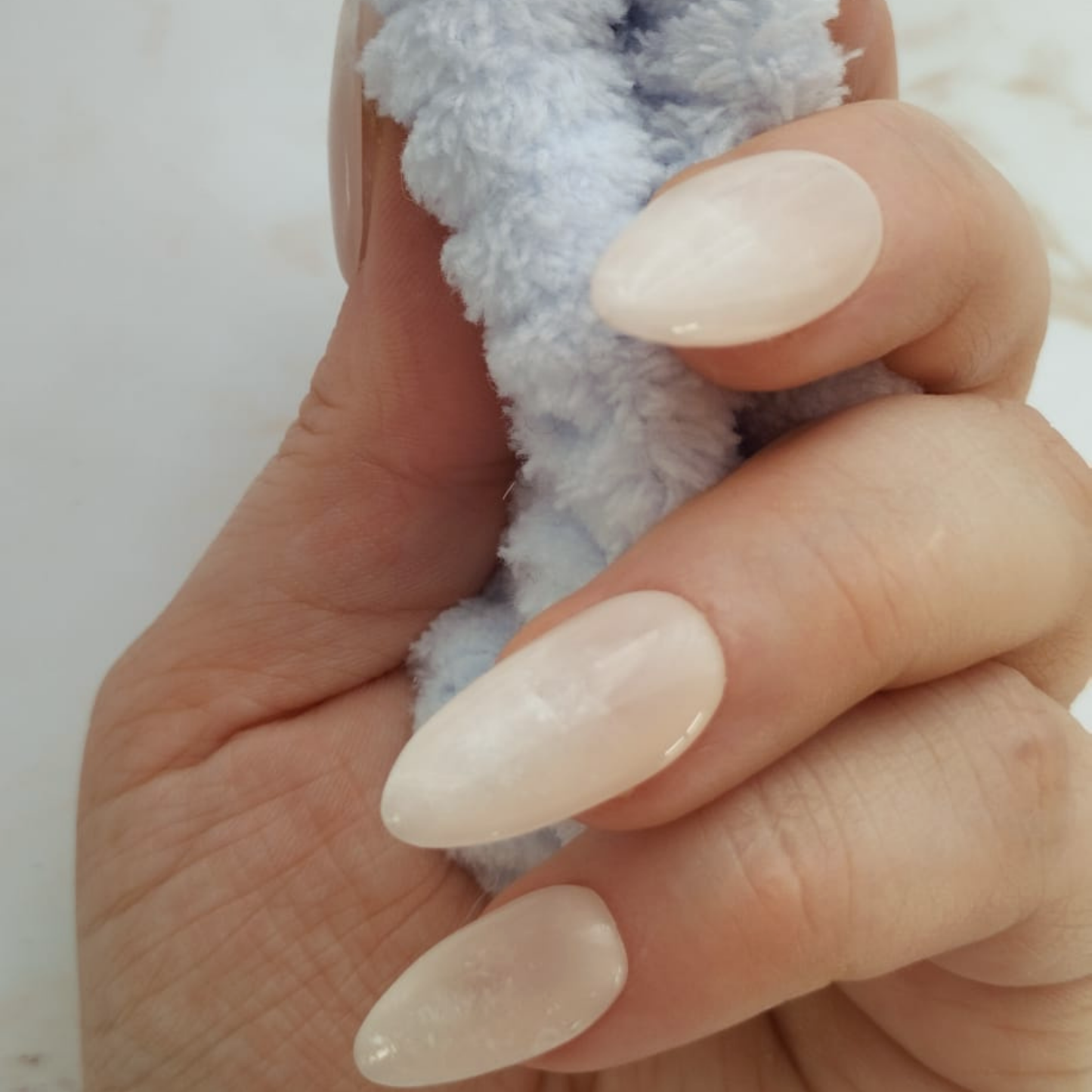 Marble Nude press-on nagels — draagfoto, signature narrow almond