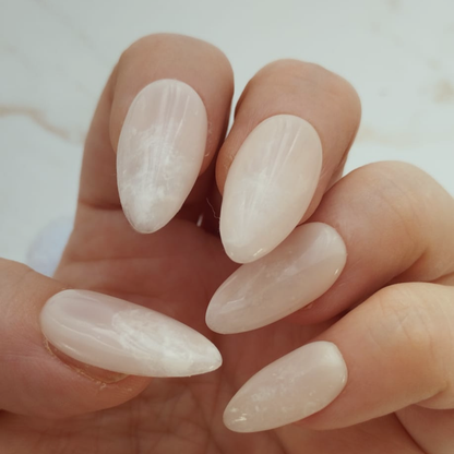 Marble Nude press-on nagels — draagfoto, signature narrow almond