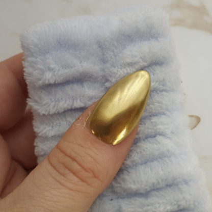 Aube Chrome press-on nagels — draagfoto, signature narrow almond