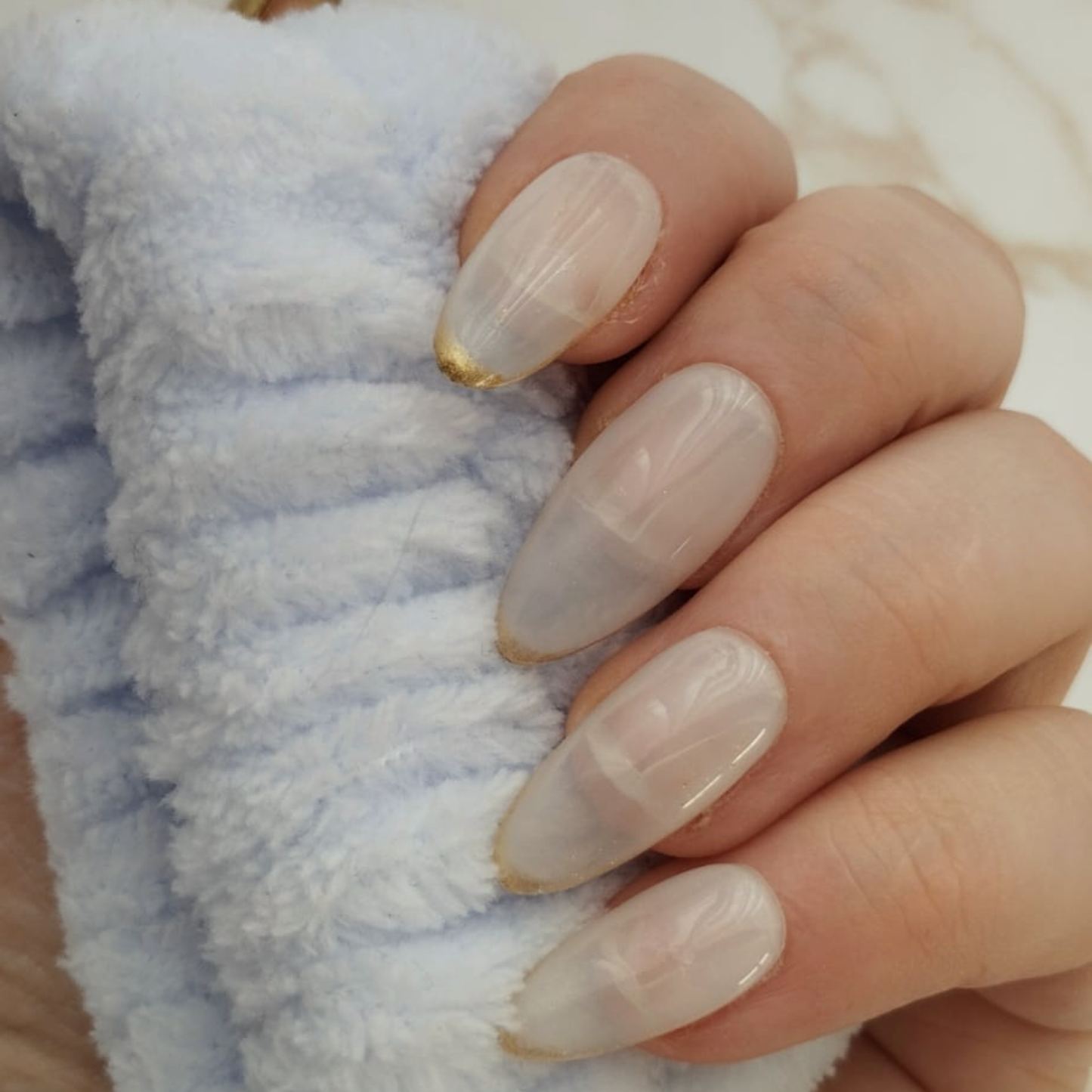 Aube French press-on nagels — draagfoto, premium narrow almond