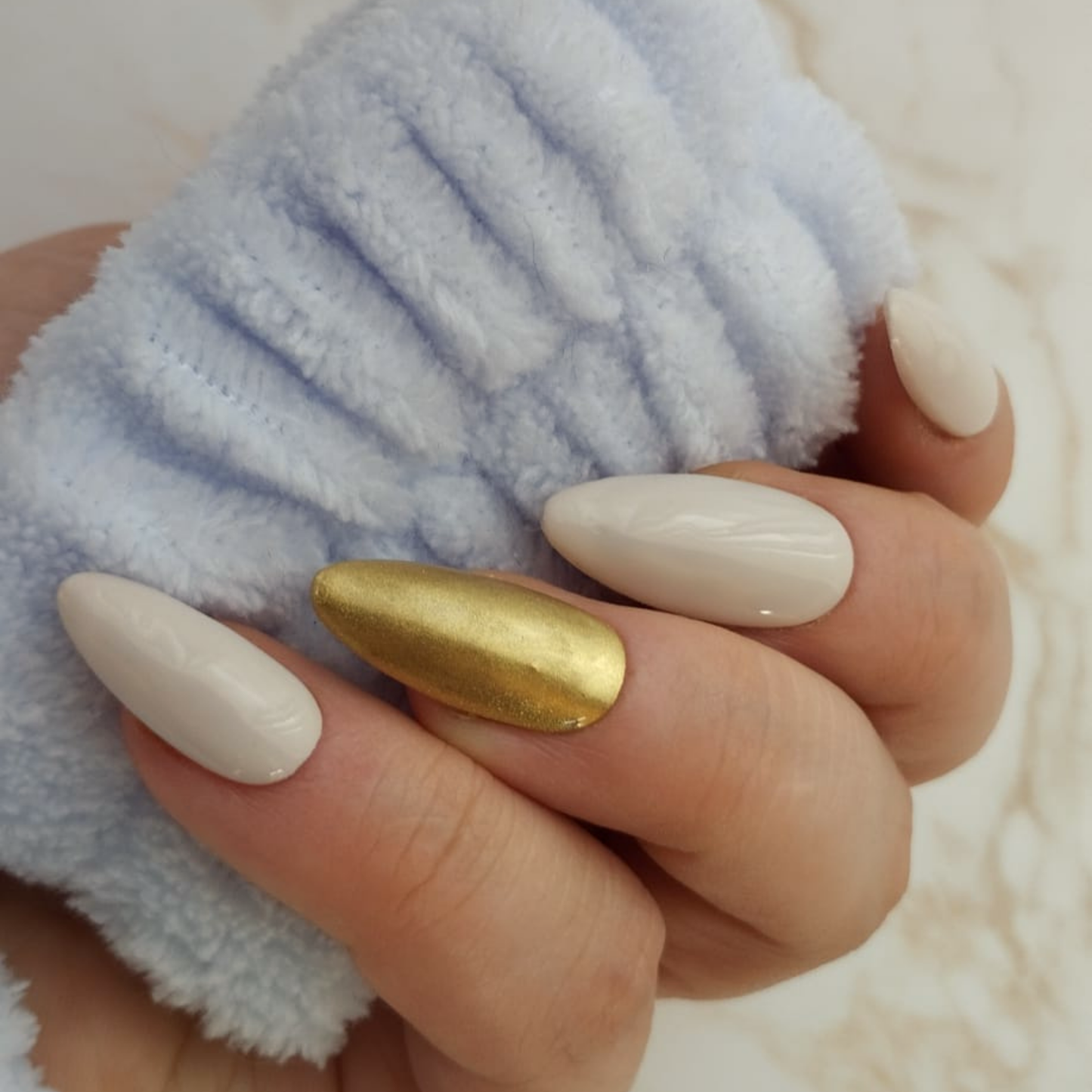 Aube Chrome press-on nagels — draagfoto, signature narrow almond
