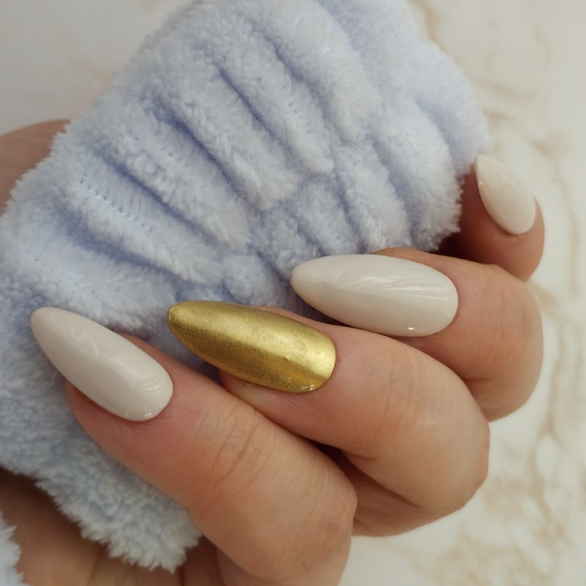 Aube Chrome press-on nagels — draagfoto, signature narrow almond
