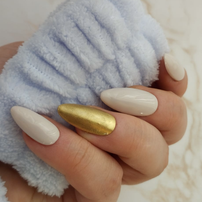 Aube Chrome press-on nagels — draagfoto, signature narrow almond