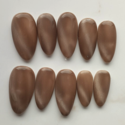 Honey Glow press-on nagels — signature narrow almond, set van 10