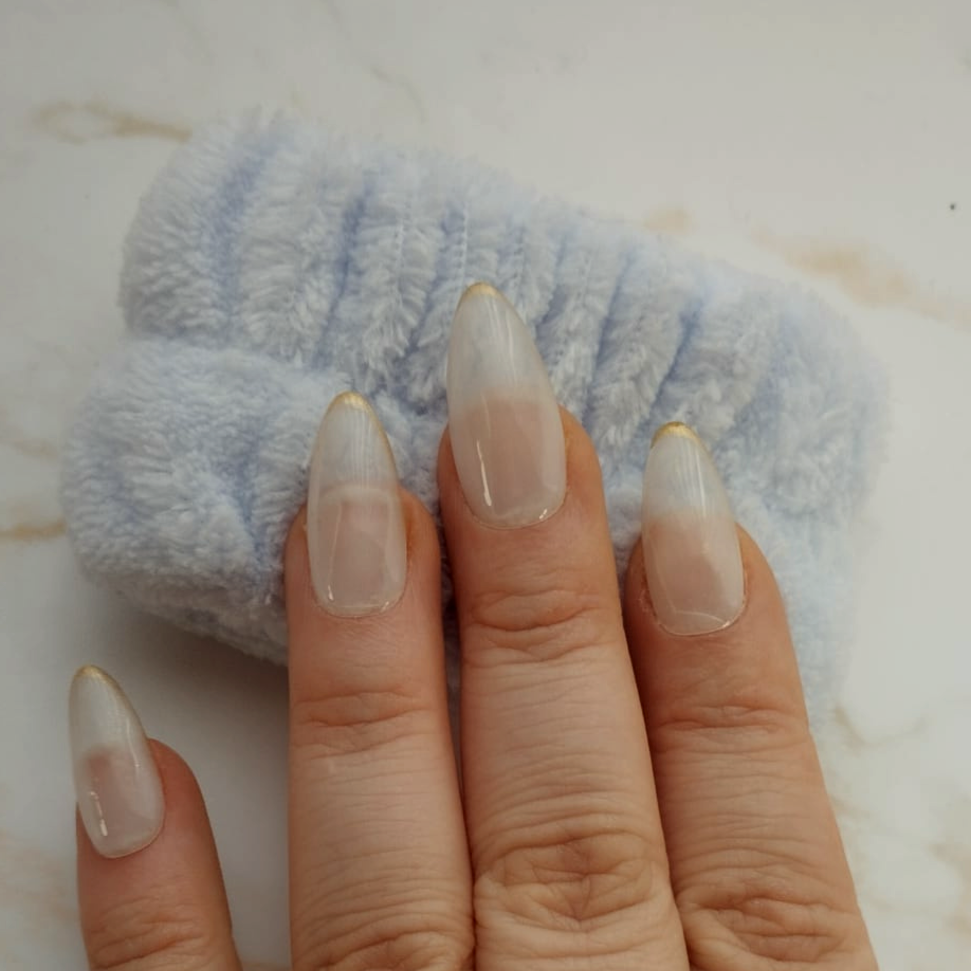 Aube French press-on nagels — draagfoto, premium narrow almond