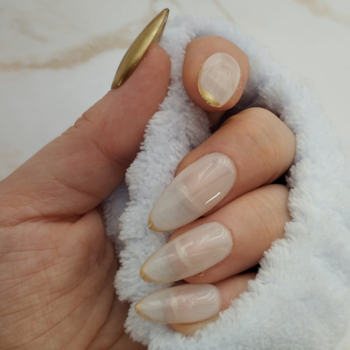 Aube French press-on nagels — draagfoto, premium narrow almond