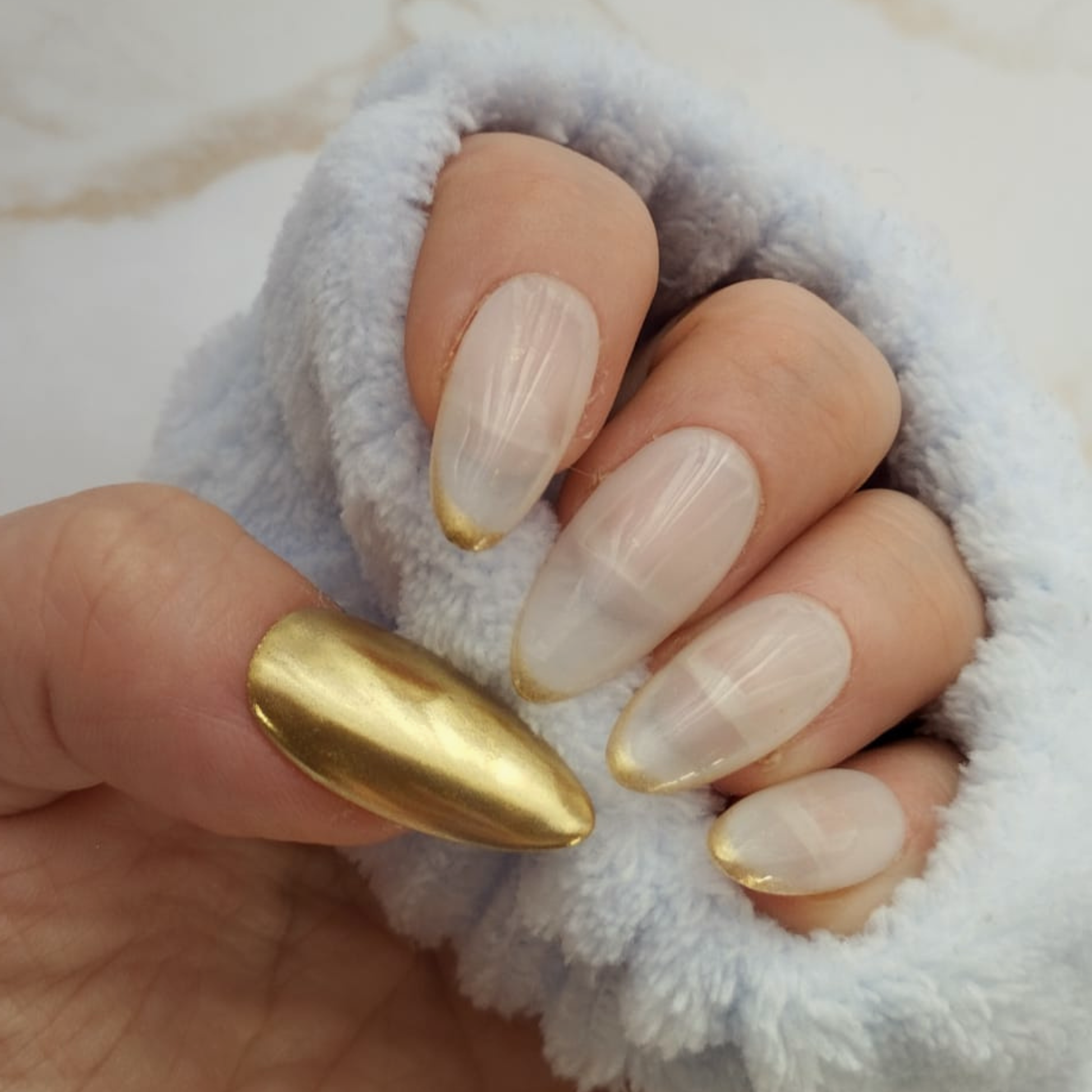 Aube French press-on nagels — draagfoto, premium narrow almond