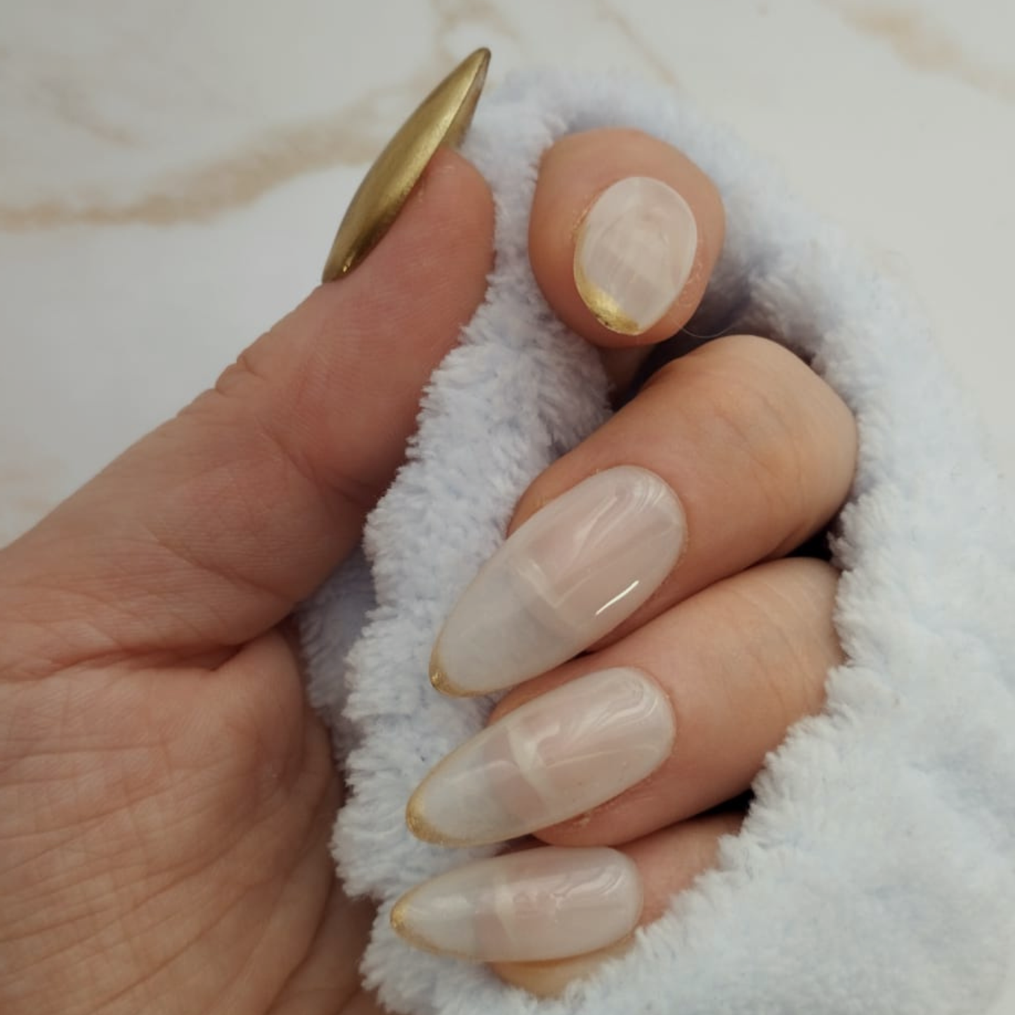 Aube French press-on nagels — draagfoto, premium narrow almond
