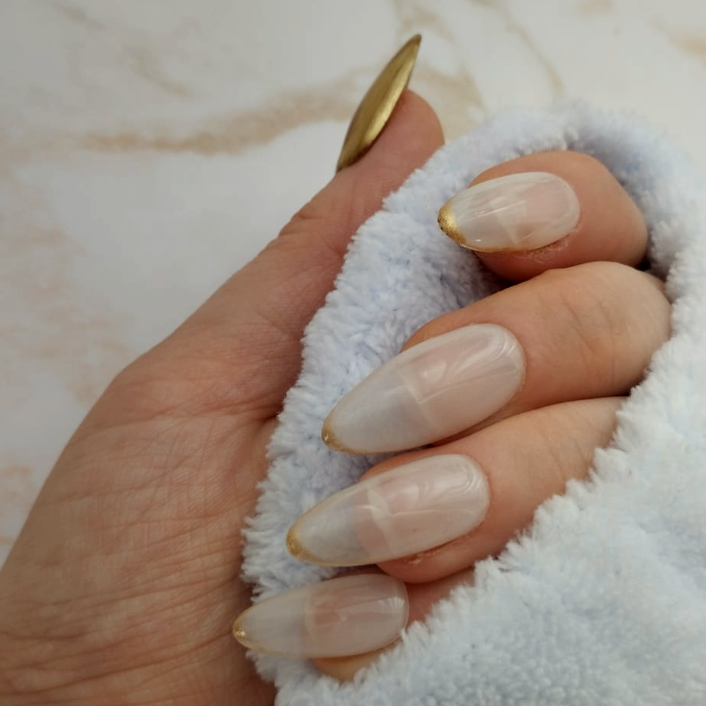 Aube French press-on nagels — draagfoto, premium narrow almond