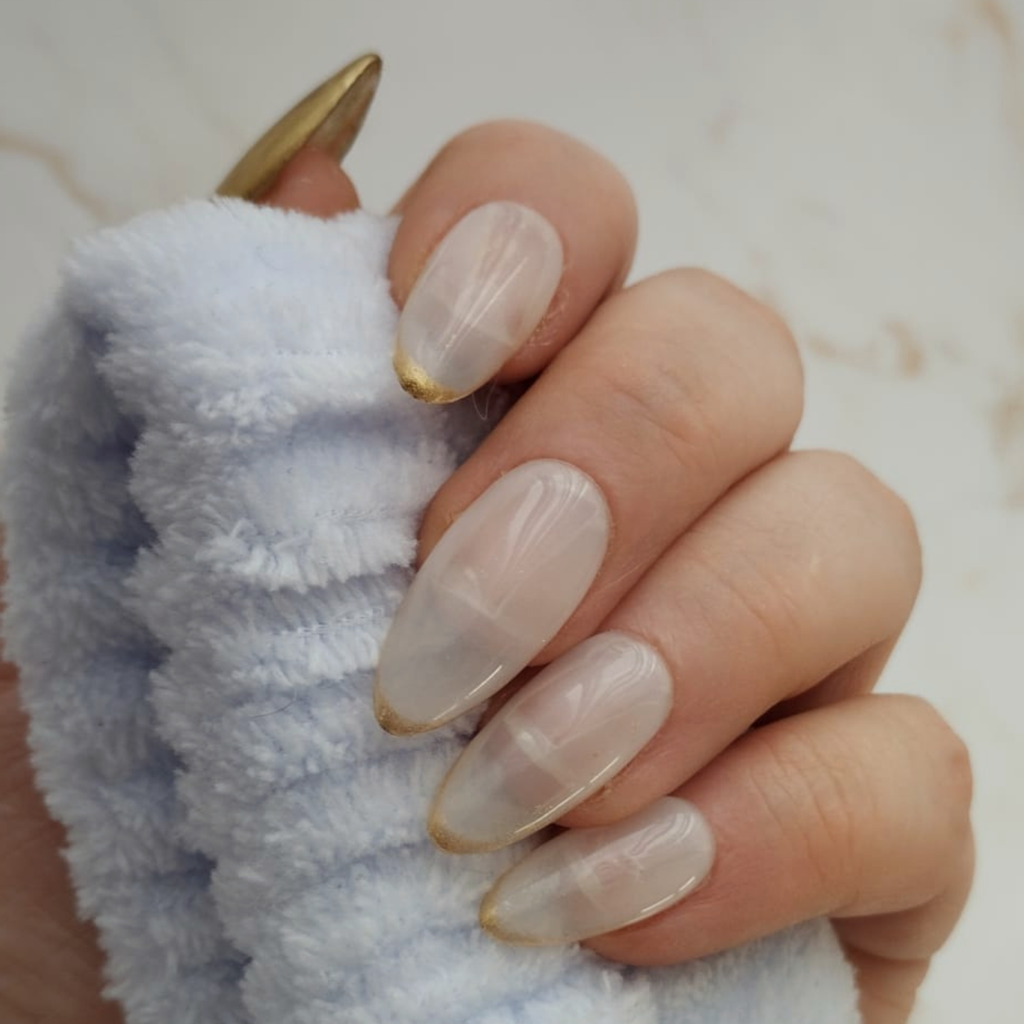 Aube French press-on nagels — draagfoto, premium narrow almond