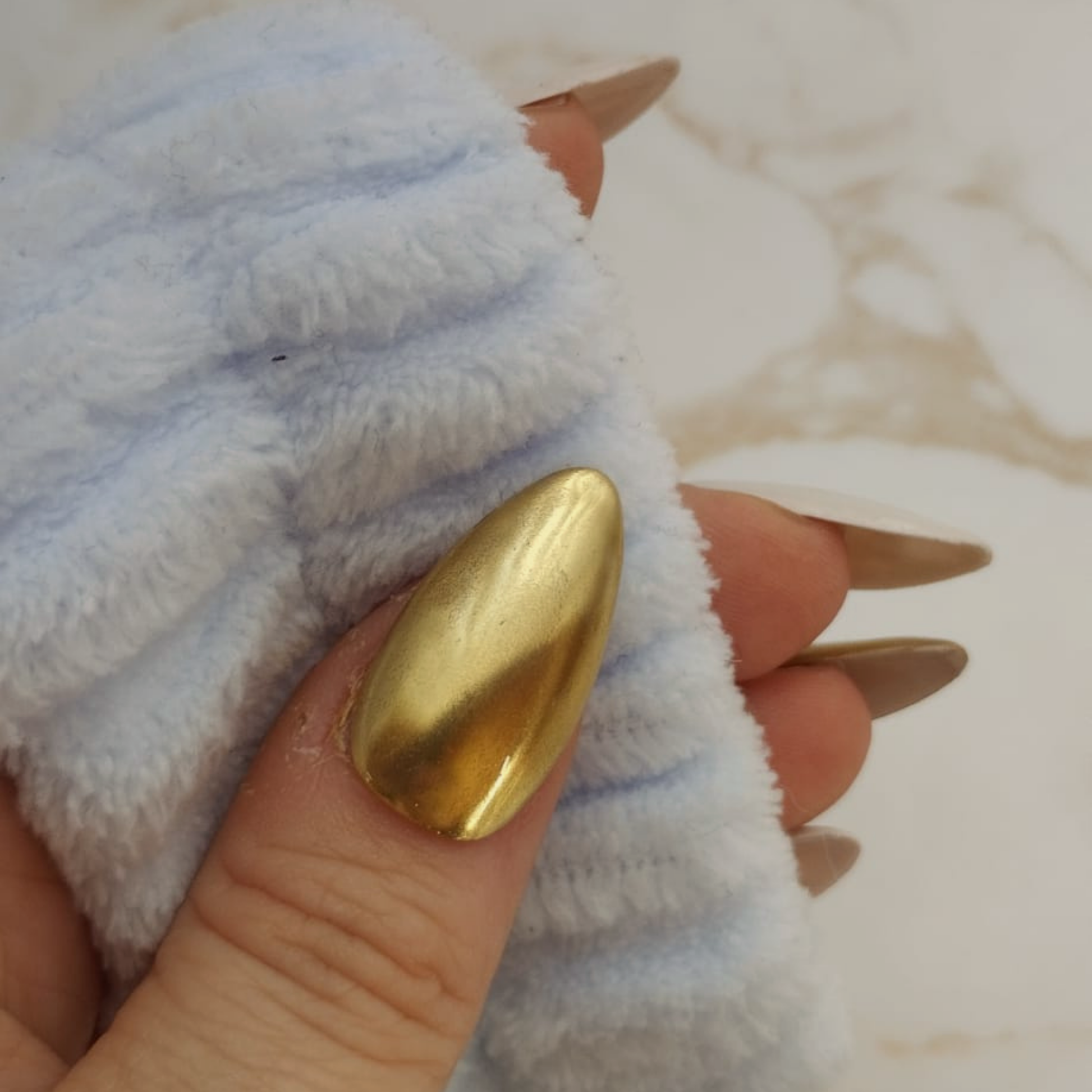 Aube Chrome press-on nagels — draagfoto, signature narrow almond