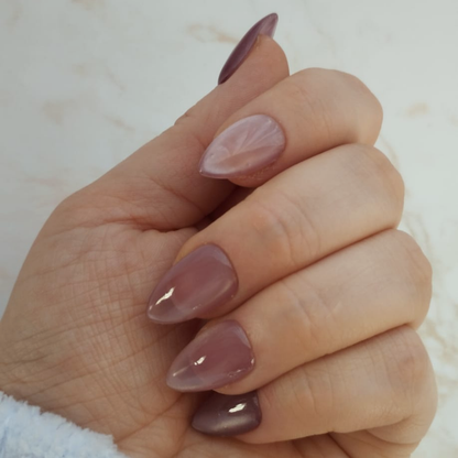 Glass Amethyst press-on nagels — draagfoto, essential wide almond