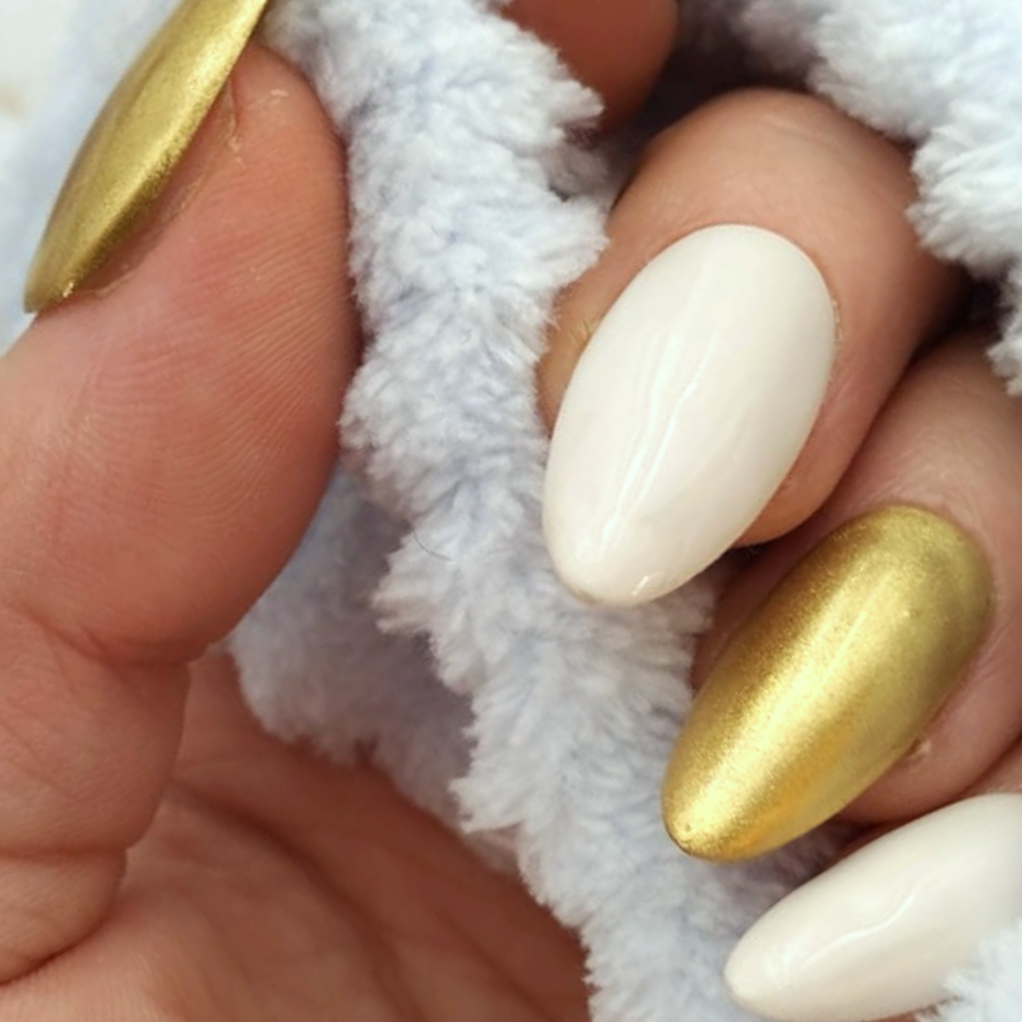 Aube Chrome press-on nagels — draagfoto, signature narrow almond