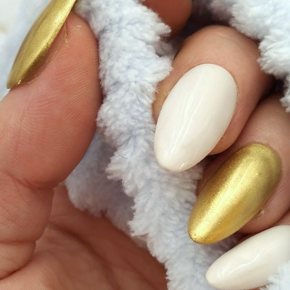Aube Chrome press-on nagels — draagfoto, signature narrow almond
