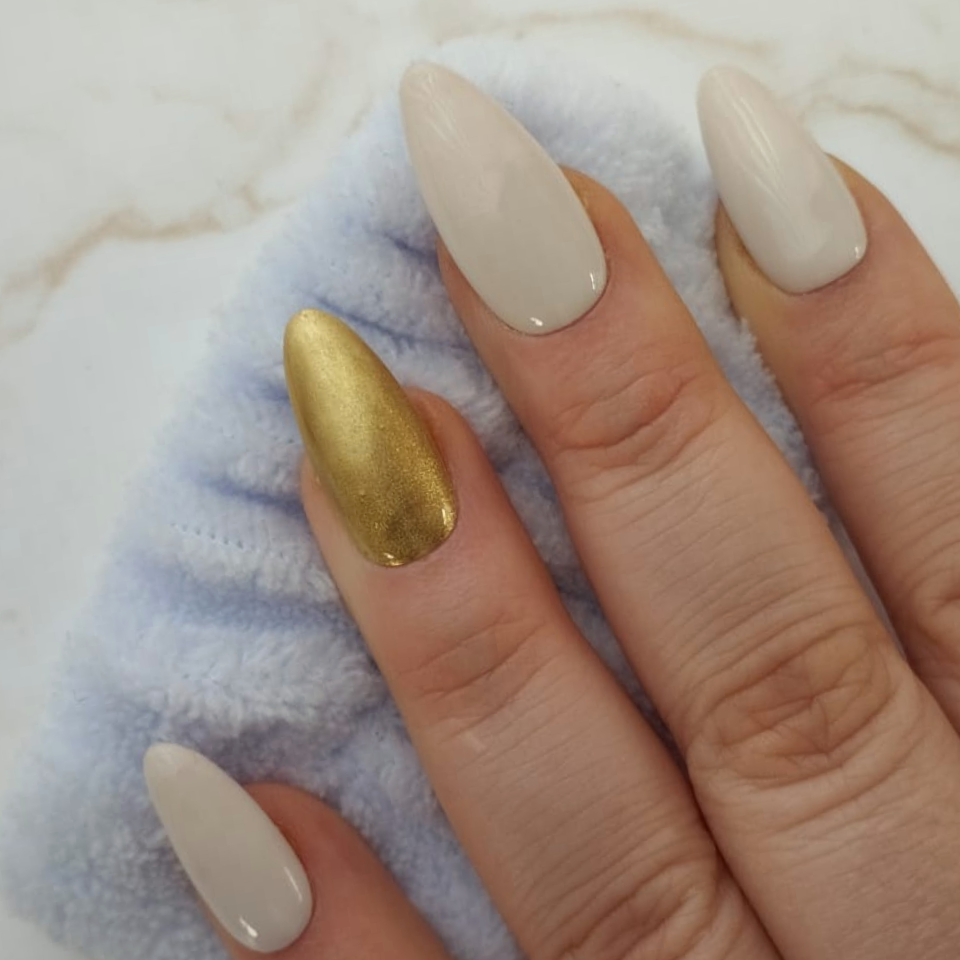 Aube Chrome press-on nagels — draagfoto, signature narrow almond
