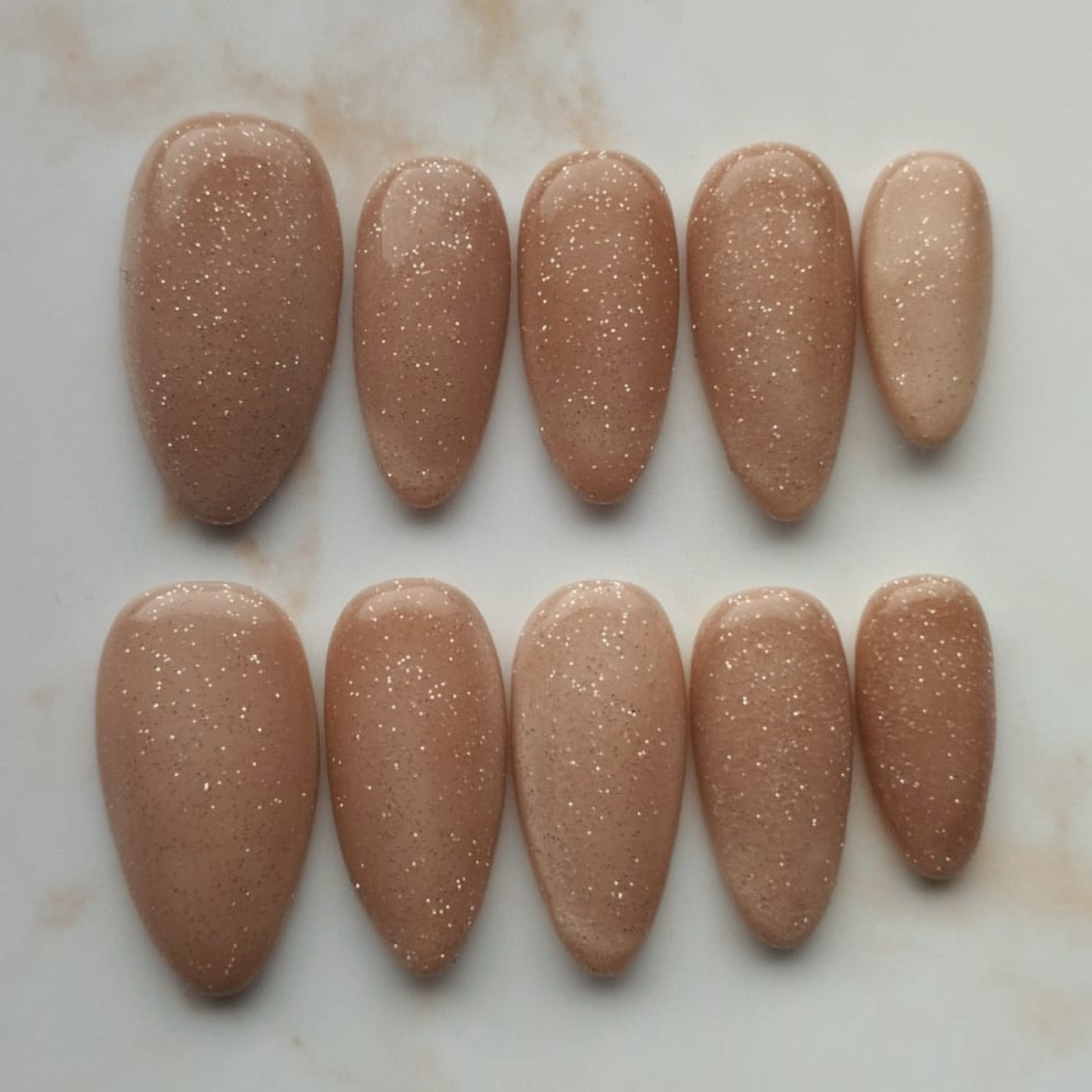 Shiny Magnet press-on nagels — draagfoto, signature narrow almond