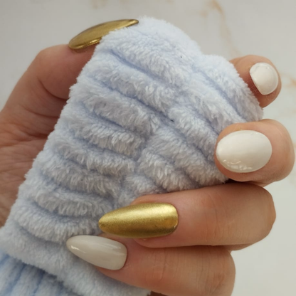 Aube Chrome press-on nagels — draagfoto, signature narrow almond