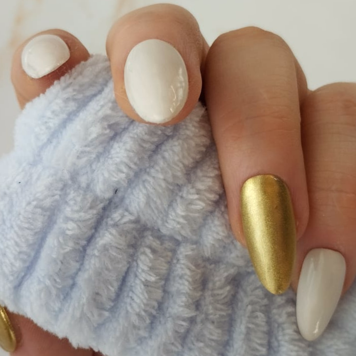 Aube Chrome press-on nagels — draagfoto, signature narrow almond