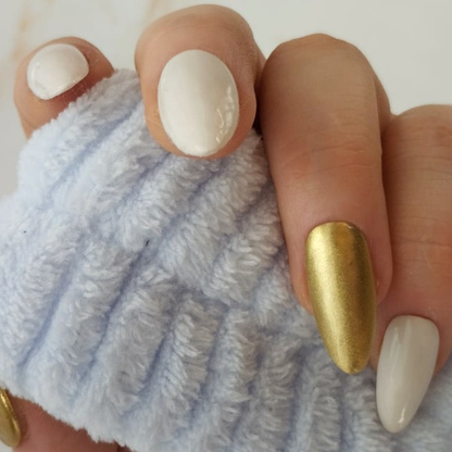 Aube Chrome press-on nagels — draagfoto, signature narrow almond
