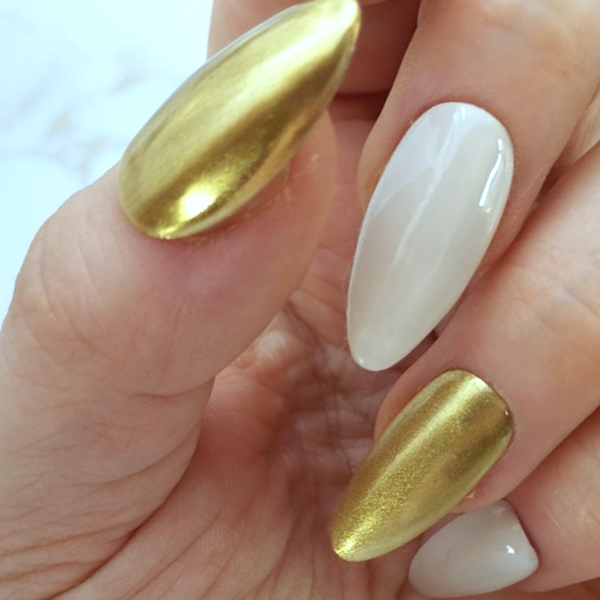 Aube Chrome press-on nagels — draagfoto, signature narrow almond