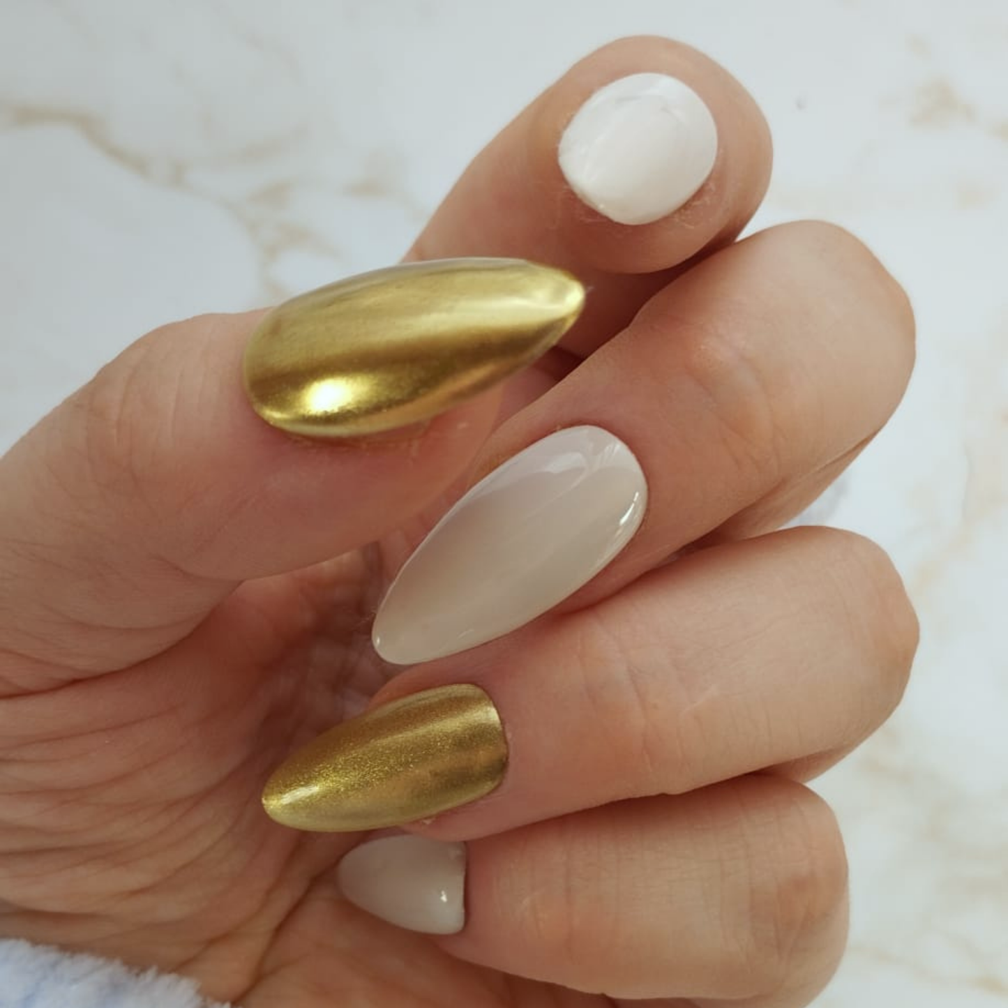 Aube Chrome press-on nagels — draagfoto, signature narrow almond