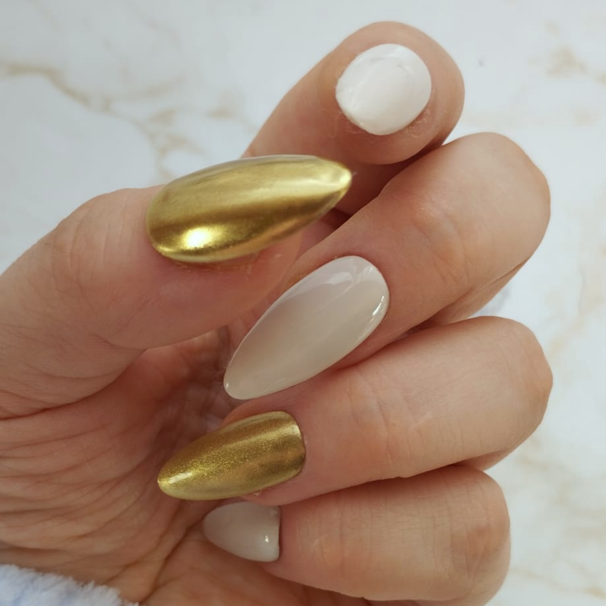 Aube Chrome press-on nagels — draagfoto, signature narrow almond
